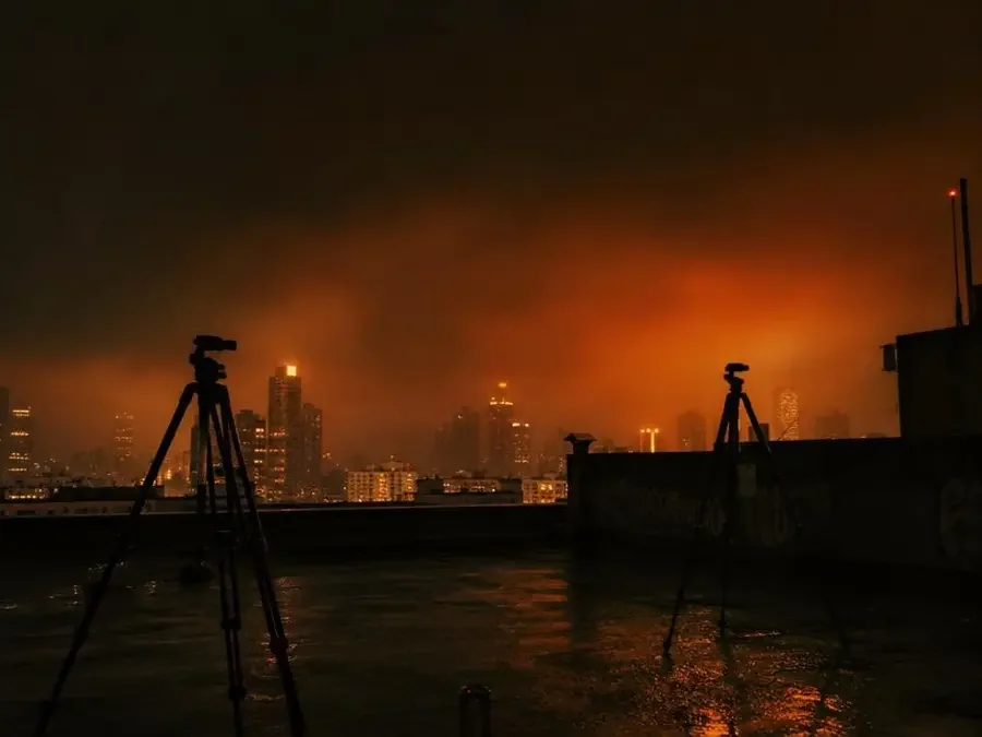 瓜老师笔记官网夜班组封面:橙色城市光晕中的天台与三脚架剪影